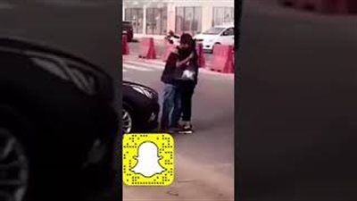 «الفالنتين وصل السعودية».. شاب يحضن فتاة وسط شارع عام (فيديو)