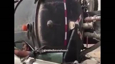 نجاة شاب كويتي من حادث تصادم مروع بين سيارة وشاحنة ضخمة (فيديو)