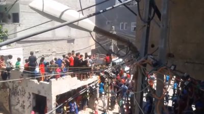 لحظة انهيار سقف منزل بأطفال يشاهدون أضاحي العيد (فيديو)