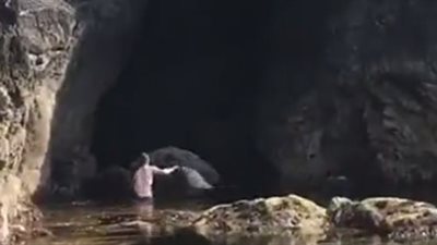 مراهق يخاطر بحياته لإنقاذ ماعز من الغرق (فيديو)