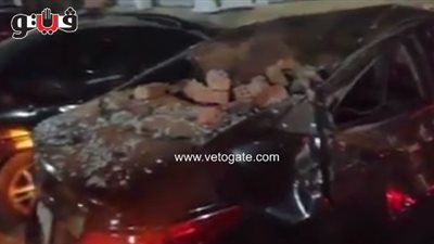أول فيديو للحظة سقوط شرفة برج بالشرقية وإصابة شخصين وتحطم عدد من السيارات