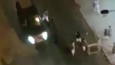لحظة هجوم أطفال على السيارات ورشق قائديها بالمياه في الكويت (فيديو)