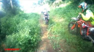 مخلوق غريب يشبه الإنسان يثير خوف المواطنين بإندونيسيا (فيديو)