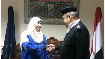 تكريم إحدى العاملات في مطار القاهرة نظير أمانتها