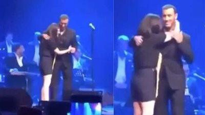 فتاة تقتحم المسرح وتحتضن كاظم الساهر أثناء إحياء حفل غنائي في تركيا (فيديو)