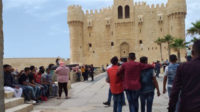 توافد المواطنين على قلعة قايتباي بالإسكندرية في ثالث أيام العيد
