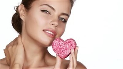 بالفيديو.. 5 طرق لطلة مميزة في عيد الحب