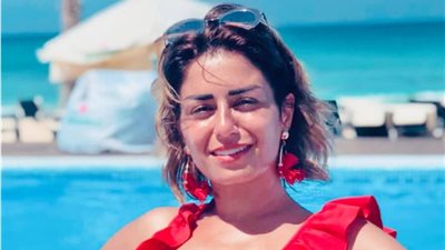 منة فضالى بالمايوه الأحمر.. تواصل إثارة الجدل