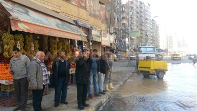 بالصور.. ارتباك مرورى بعصافرة الإسكندرية بسبب انفجار ماسورة مياه