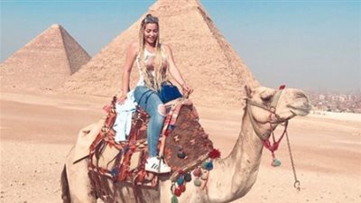نسرين طافش تقضي إجازة العيد في مصر وتزور الأهرامات (صور)