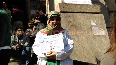 بالصور.. طبيبة أمام «دار الحكمة»: أنا الطبيب من سيخيط لي جرح كرامتي