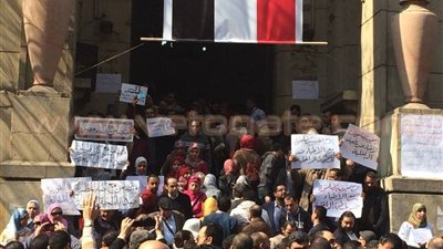 بالصور.. تكدس مروري أمام دار الحكمة لتزايد أعداد الأطباء