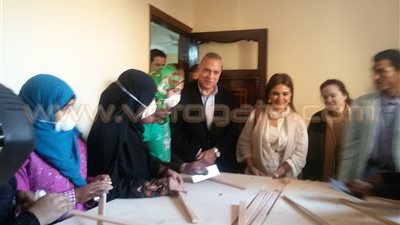 بالفيديو والصور.. وزيرة التعاون الدولي تزور مصنع مشغولات يدوية بقنا