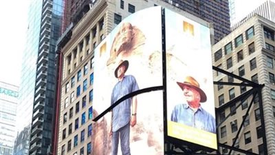 صور زاهي حواس تزين أشهر ميادين العالم بالولايات المتحدة الأمريكية