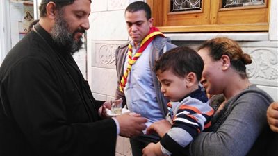 بركة «العذراء» تحل على الأقباط ببورسعيد.. التوافد على الصورة من جميع المحافظات.. كاهن كنيسة الأنبا بيشوي: «زيت العذراء» يحقق الشفاء ويجلب الرزق.. وتدفق الزيت منذ 28 عاما ظاهرة فريد