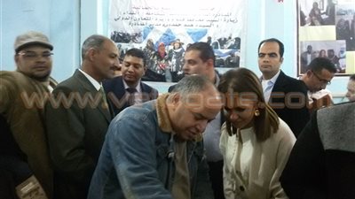 بالصور.. وزيرة التعاون الدولي تزور مركز  صناعة الأرابيسك بقنا