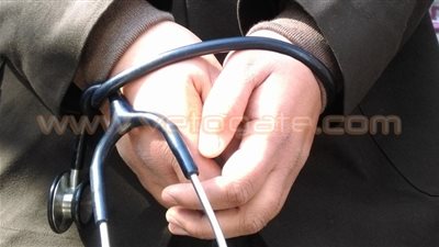 بالفيديووالصور .. طبيب يكبل يديه بسماعته الطبية أمام دار الحكمة