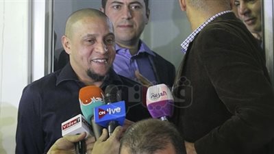 «روبرتو كارلوس» يشارك في القوافل الطبية لإعلان مصر خالية من فيروس سي.. استقبال حاشد من أهالي عزبة الهجانة.. اللاعب السابق يوقع على تيشرتات البرازيل لمشجعيه.. ويتوقع أداء جيدا للفراعنة في الم