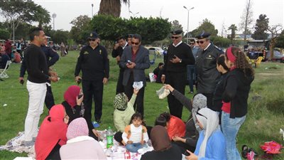 مدير أمن الإسماعيلية يلتقي المواطنين في حدائق نمرة 6 (صور)