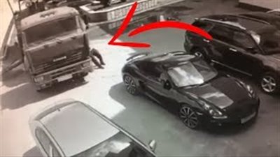 رجل يحاول إيقاف شاحنة عملاقة بيديه قبل اصطدامها بسيارة فارهة (فيديو)