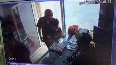 لحظة الاعتداء على عامل بالضرب وسرقة سوبر ماركت بالسعودية (فيديو)