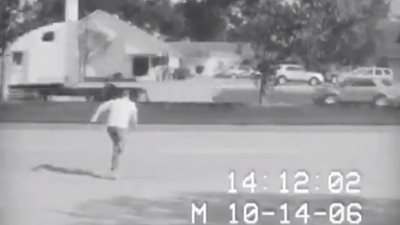 لحظة مصرع شاب دهسا أثناء عبوره الطريق (فيديو)