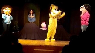 الأنبا رافائيل يحضر عرض «الكرازة حول العالم»