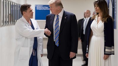 الرئيس الأمريكي يزور مصابي حادث إطلاق النار بفلوريدا