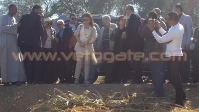 بالفيديو والصور.. وزيرة التعاون الدولي تفترش غيط قصب في قنا