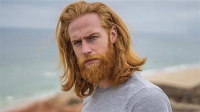 إطالة الشعر واللحية تغير حياة شاب وتدخله عالم الشهرة (صور)