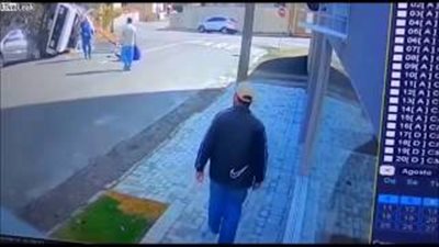 نجاة سائق من الموت في حادث انقلاب شاحنته (فيديو)