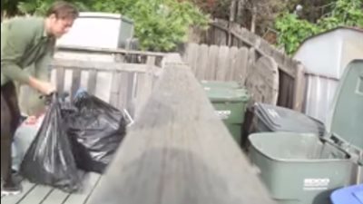 موقف غير متوقع لطفل حاول إخافة والده (فيديو)