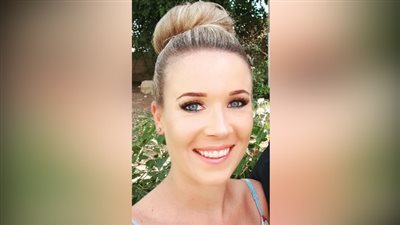 امرأة تضع واقي الشمس بالمنزل بسبب هاتفها المحمول (صور)