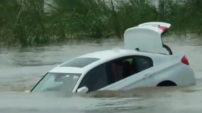 شاب يعترض على هدية والده سيارة 