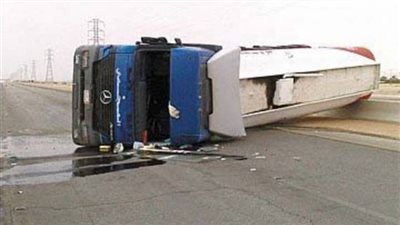 انقلاب سيارة مواد بترولية على «دائرى المرج» (فيديو)