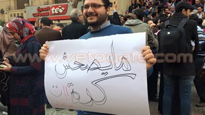 بالصور.. «ميصحش كدة» تتصدر لافتات الأطباء أمام دار الحكمة