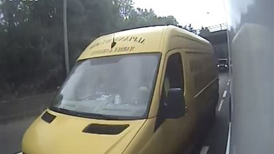 سائقة تنشغل بهاتفها وتحتك بشاحنة ضخمة (فيديو وصور)