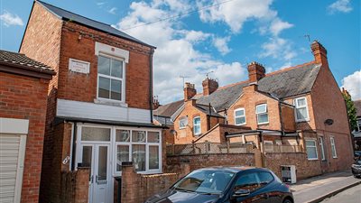 أصغر منزل في بريطانيا معروض للبيع (صور)