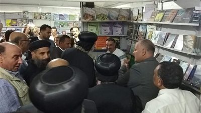 البابا تواضروس يتفقد معرض الكتاب بالكنيسة المرقسية في الإسكندرية(صور)
