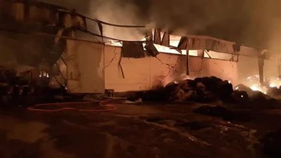 الدفع بسيارات إطفاء إضافية للسيطرة على حريق العوينات بالوادي الجديد (صور)