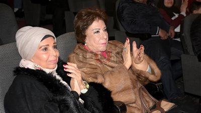 سميحة أيوب تشاهد مسرحية «فرصة سعيدة» (صور)