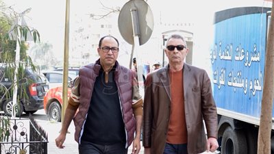 وصول حميدة ووحيد حامد لجنازة الناقد على أبو شادي (صور)