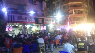 احتفال المصريين على المقاهي بهدف صلاح والفوز بالسوبر الأوروبي (صور)