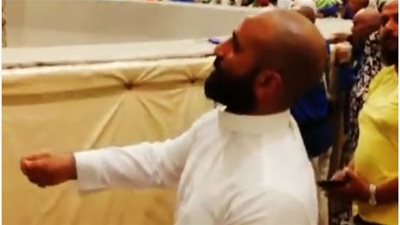 تعليق غريب من أحمد سعد أثناء رمي الجمرات: عارف الشيطان هيزعل مني (فيديو)