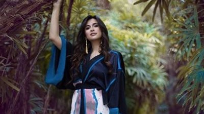 ياسمين عبد العزيز تخطف الأنظار بـ