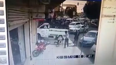 لحظة دهس سيارة نقل المارة واقتحامها صيدلية (فيديو)