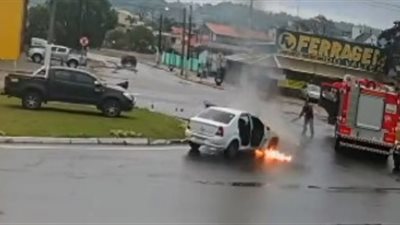أسرع عملية إخماد حريق بسيارة (فيديو)