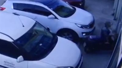 نهاية مروعة لفتاة أخذت دراجة والدها الكهربائية دون إذنه (فيديو)