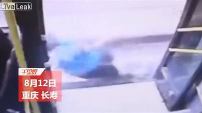 لحظة سقوط امرأة من حافلة تسير بسرعة (فيديو)