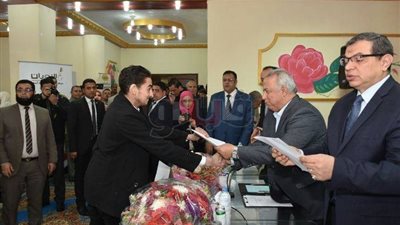 وزير القوى العاملة يسلم 50 عقد عمل لذوى الاحتياجات الخاصة بالشرقية